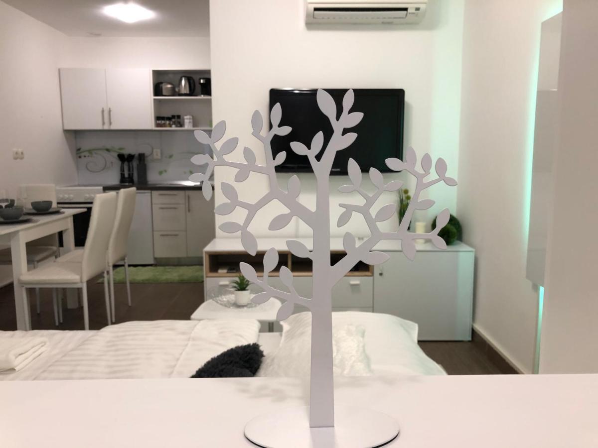 Modern Center Studio Under The Castle II Free Parking Apartment Ljubljana Exterior photo